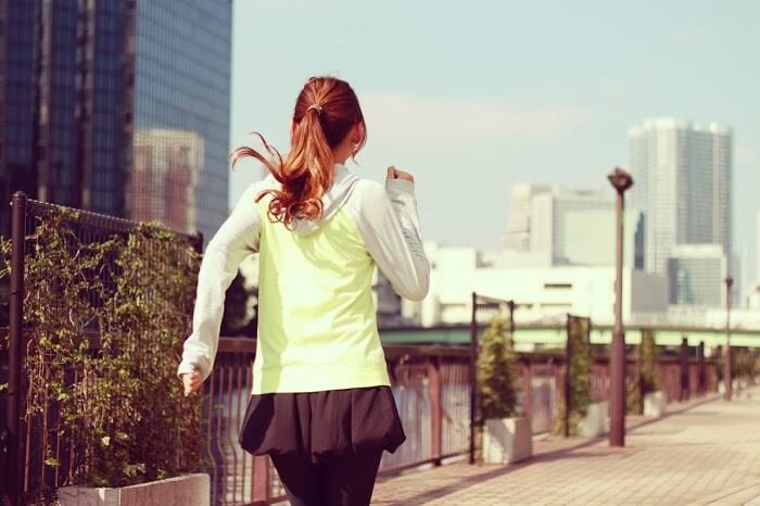 川辺をランニングしている女の子